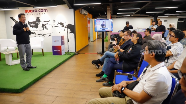 Pemimpin Redaksi Suara.com, Suwarjono (kanan) memberikan pemaparan dalam acara Diskusi Bulanan AMSI di Kantor Redaksi Suara.com, Jakarta, Jumat (30/1/2026). [Suara.com/Alfian Winanto]