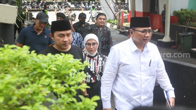 Tersangka kasus korupsi kuota haji  Yaqut Cholil Qoumas (tengah) saat tiba untuk menjalani pemeriksaan di Gedung Merah Putih KPK, Jakarta, Jumat (30/1/2026). [Suara.com/Alfian Winanto]
