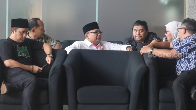 Tersangka kasus korupsi kuota haji  Yaqut Cholil Qoumas (tengah) saat tiba untuk menjalani pemeriksaan di Gedung Merah Putih KPK, Jakarta, Jumat (30/1/2026). [Suara.com/Alfian Winanto]
