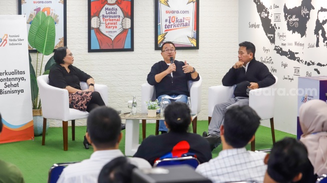 Pemimpin Redaksi Suara.com, Suwarjono (kanan) dan Founder Deep Intelegence Research, Prof. Rhenald Kasali memberikan pemaparan dalam acara Diskusi Bulanan AMSI di Kantor Redaksi Suara.com, Jakarta, Jumat (30/1/2026). [Suara.com/Alfian Winanto]