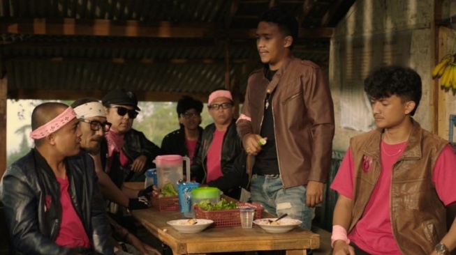 Film Sunda Emperor yang dibintangi Laura Moane, Bilal Fadh, dan Maghara Adipura yang siap tayang di bioskop tahun 2026 ini. [Sapawave Films]