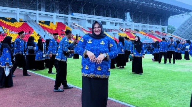 Atlet angkat besi (lifter) andalan Indonesia, Nurul Akmal kini resmi dilantik sebagai Pegawai Pemerintah dengan Perjanjian Kerja (P3K) paruh waktu di lingkungan Dinas Pemuda dan Olahraga (Dispora) Aceh. (Foto dok. IG Nurul Akmal)