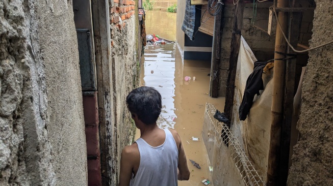 Terdalam 3,5 Meter! Warga Pejaten Timur Terjebak di Lantai Dua, Pemandangan di Dalam Rumah Bikin Syok
