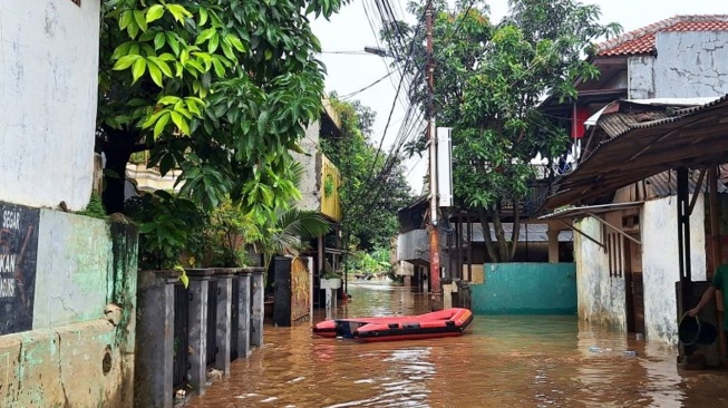 Pagi Mencekam di Pejaten Timur: Saat Luapan Ciliwung Nyaris Tenggelamkan Pemukiman