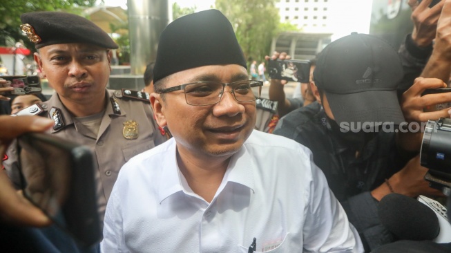 Tersangka kasus korupsi kuota haji  Yaqut Cholil Qoumas (tengah) saat tiba untuk menjalani pemeriksaan di Gedung Merah Putih KPK, Jakarta, Jumat (30/1/2026). [Suara.com/Alfian Winanto]
