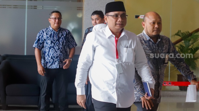 Tersangka kasus korupsi kuota haji  Yaqut Cholil Qoumas (tengah) saat tiba untuk menjalani pemeriksaan di Gedung Merah Putih KPK, Jakarta, Jumat (30/1/2026). [Suara.com/Alfian Winanto]
