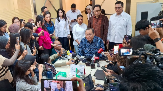 Direktur Utama PT Bursa Efek Indonesia (BEI) Iman Rachman (tengah) mengumumkan pengunduran diri kepada wartawan di Media Center Bursa Efek Indonesia, Jakarta, Jumat (30/01/2026). [ANTARA FOTO/Muhammad Heriyanto/sth/foc]