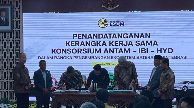Konsorsium ANTAM, IBI, dan HYD Investment Limited di Kementerian ESDM, Jakarta  pada Jumat (30/1/2026). [Suara.com/Yaumal]