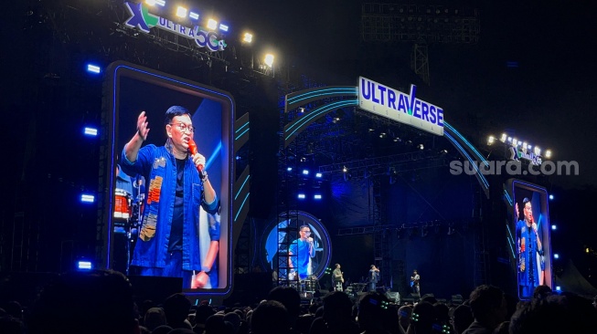Aksi panggung Kahitna dalam gelaran 'Ultraverse Festival' di Stadion Madya Jakarta Pusat pada Sabtu, 31 Januari 2026 [Suara.com/Rena Pangesti]