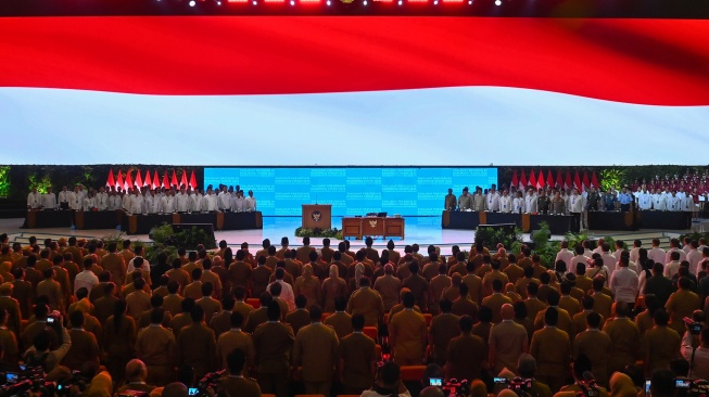 Presiden Prabowo Subianto bersama jajaran Kabinet Merah Putih dan kepala daerah menyanyikan lagu kebangsaan Indonesia Raya dalam Rakornas Pemerintah Pusat dan Pemerintah Daerah 2026 di Sentul International Convention Center (SICC), Kabupaten Bogor, Jawa Barat, Senin (2/2/2026). [ANTARA FOTO/Aditya Pradana Putra/rwa]