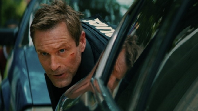 Film Line of Duty yang dibintangi Aaron Eckhart akan tayang pada Senin (2/2/2026) malam ini pukul 23.00 WIB di Trans TV. [YouTube]