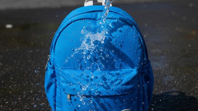 5 Rekomendasi Tas Anti Air Wanita Murah Mulai Rp70 Ribuan Saja