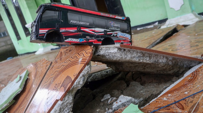 Kondisi lantai rumah yang terbelah akibat pergerakan tanah di Kampung Nanggerang, Desa Pabuaran, Sukamakmur, Kabupaten Bogor, Jawa Barat, Senin (2/2/2026). [ANTARA FOTO/Yulius Satria Wijaya/wsj]