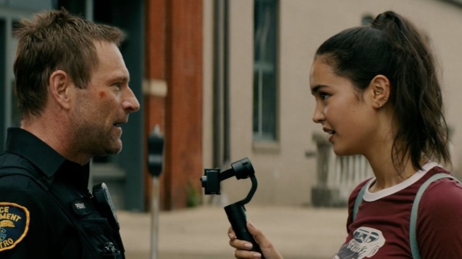 Film Line of Duty yang dibintangi Aaron Eckhart akan tayang pada Senin (2/2/2026) malam ini pukul 23.00 WIB di Trans TV. [YouTube]