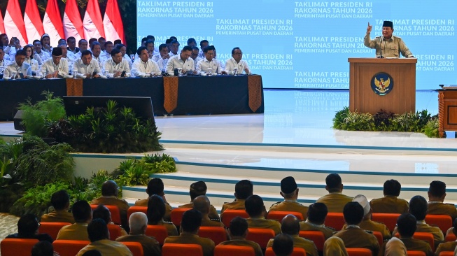 Presiden Prabowo Subianto (atas, kanan) menyampaikan taklimat dalam Rakornas Pemerintah Pusat dan Pemerintah Daerah 2026 di Sentul International Convention Center (SICC), Kabupaten Bogor, Jawa Barat, Senin (2/2/2026). [ANTARA FOTO/Aditya Pradana Putra/rwa]