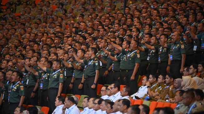 Jajaran petinggi TNI di daerah meneriakkan yel-yel dalam Rakornas Pemerintah Pusat dan Pemerintah Daerah 2026 di Sentul International Convention Center (SICC), Kabupaten Bogor, Jawa Barat, Senin (2/2/2026). [ANTARA FOTO/Aditya Pradana Putra/rwa]