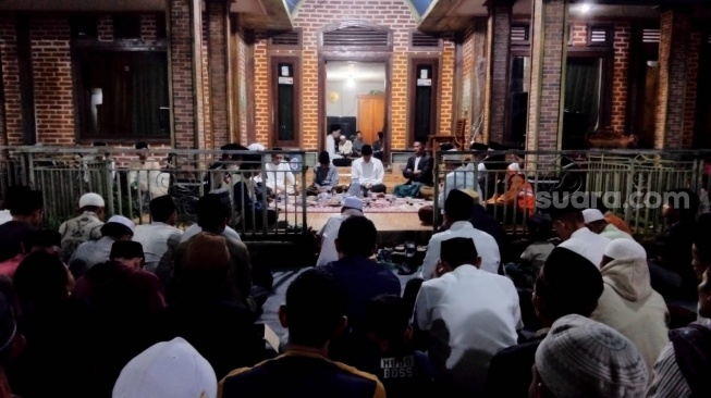 Ratusan Warga Tumpah Ruah di Pengajian Perdana Al Ridwan, Jaro Ade Tegar Mengusap Air Mata