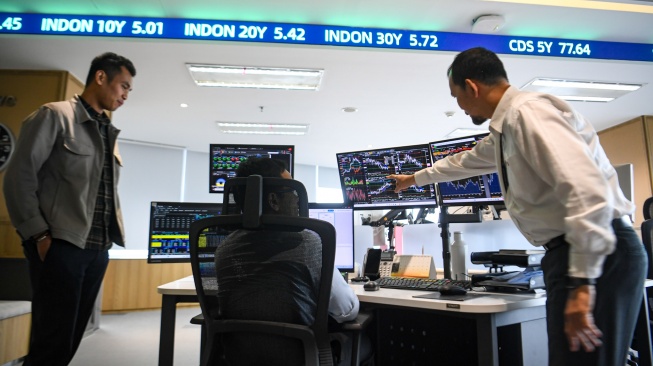 Pekerja memantau grafik pergerakan Indeks Harga Saham Gabungan (IHSG) di Treasury BTN, Jakarta, Senin (2/2/2026). [ANTARA FOTO/Muhammad Adimaja/wsj]