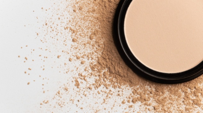 5 Bedak untuk Samarkan Tanda Penuaan Usia 55 Tahun, Hasil Makeup Tidak Crack