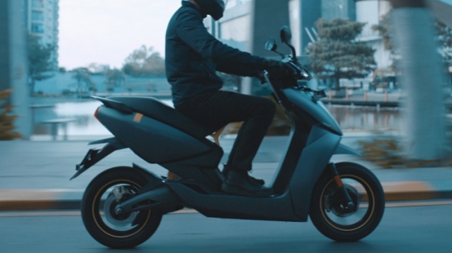 5 Rekomendasi Motor Listrik untuk Orang Tua, Gampang Dikendarai dan Perawatan Minim