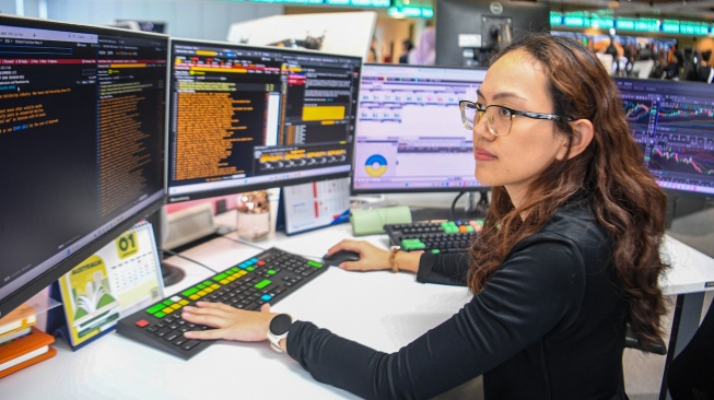 Pekerja memantau grafik pergerakan Indeks Harga Saham Gabungan (IHSG) di Treasury BTN, Jakarta, Senin (2/2/2026). [ANTARA FOTO/Muhammad Adimaja/wsj]