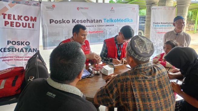 Petugas medis AdMedika dan TelkoMedika memberikan pelayanan kesehatan kepada wargaterdampak bencana di wilayah Sumatera melalui Posko Kesehatan di Mesjid Baiturridha, KampungSukajadi Paya Bujuk, Kecamatan Karangbaru, Aceh Tamiang, Jumat (7/1/2026) (Dok: Telkom) 