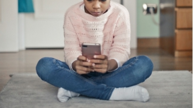 5 Rekomendasi HP Murah Tahan Banting dan Tahan Air untuk Anak