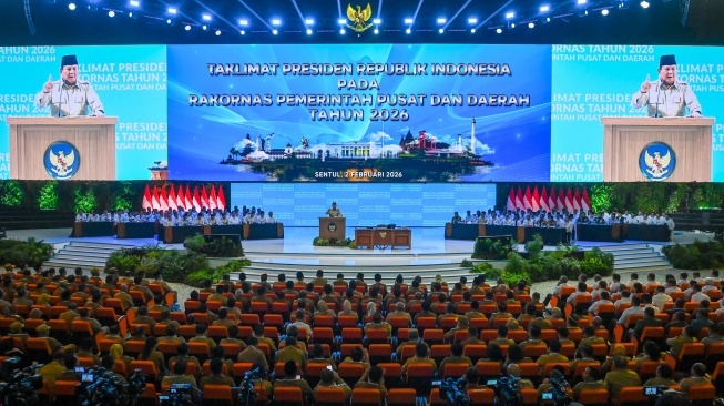 Presiden Prabowo Subianto (tengah) menyampaikan taklimat dalam Rakornas Pemerintah Pusat dan Pemerintah Daerah 2026 di Sentul International Convention Center (SICC), Kabupaten Bogor, Jawa Barat, Senin (2/2/2026). [ANTARA FOTO/Aditya Pradana Putra/rwa]
