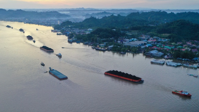 Sejumlah kapal tongkang pengangkut batu bara melintas di Sungai Mahakam, Samarinda, Kalimantan Timur, Selasa (20/1/2026). [Antara]