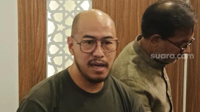 Pandji Pragiwaksono usai bersilaturahmi dengan anggota Majelis Ulama Indonesia (MUI) di Jakarta, Selasa (3/2/2026). [Rena Pangesti/Suara.com]