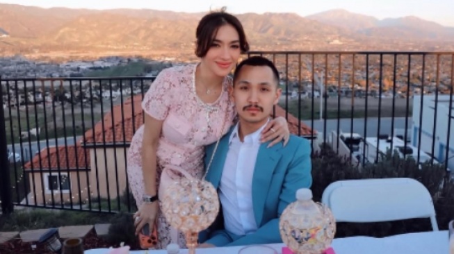 6 Potret Mesra Angel Karamoy dan Gusti Ega, Heboh Kabar Hadiah Helikopter