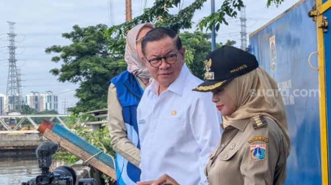Gubernur DKI Jakarta, Pramono Anung, meninjau langsung pembangunan Rumah Pompa Daan Mogot KM 13, Jakarta Barat, pada Selasa (3/2/2026). (Suara.com/Adiyoga Priyambodo)