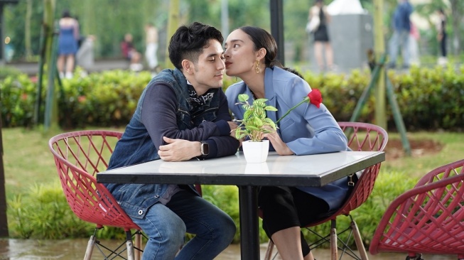 Kemesraa Tatjana Saphira dan Fadli Alaydrus di series Tiba-Tiba Berondong bikin netizen curiga kalau mereka benar-benar cinlok. [Instgaram]