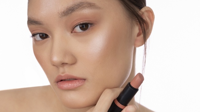 Salah Pilih Warna Lipstik Bisa Bikin Wajah Tua, Ini 6 Pilihan Shade agar Terlihat Awet Muda