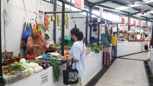 Suasana aktivitas jual-beli di Pasar Kombongan, Jakarta, Selasa (3/2/2026). [Suara.com/Alfian Winanto]