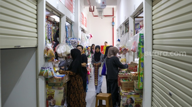 Suasana aktivitas jual-beli di Pasar Kombongan, Jakarta, Selasa (3/2/2026). [Suara.com/Alfian Winanto]