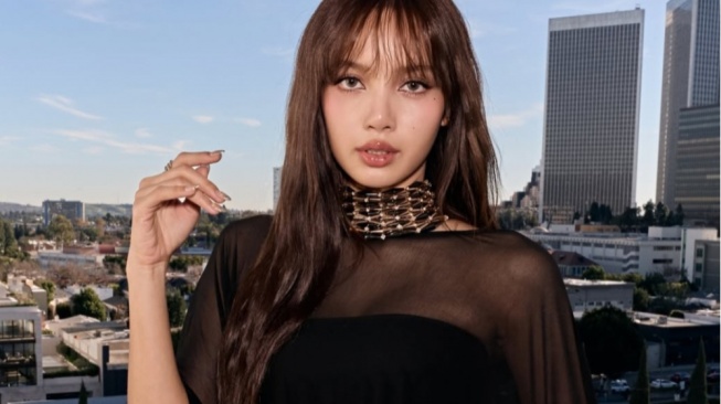 Pamer Perut Rata! 4 Ide Crop Top ala Lisa BLACKPINK yang Super Trendy