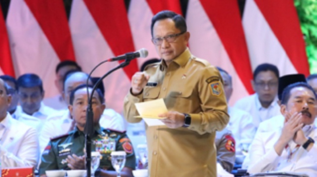 Mendagri Muhammad Tito Karnavian selaku Kasatgas Percepatan Rehabilitasi dan Rekonstruksi Pascabencana Sumatera meninjau hunian sementara (huntara) yang berlokasi di belakang Kantor Dewan Perwakilan Rakyat Kabupaten (DPRK) Aceh Tamiang, Aceh, Selasa (3/2/2026) (Dok: Kemendagri)