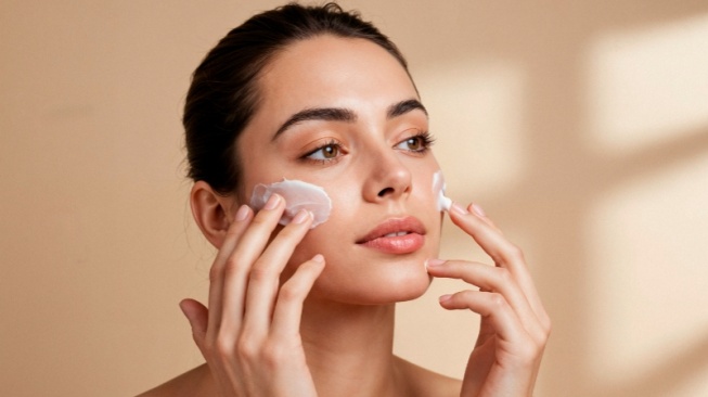 Ilustrasi moisturizer untuk bantu atasi bopeng di wajah (freepik)