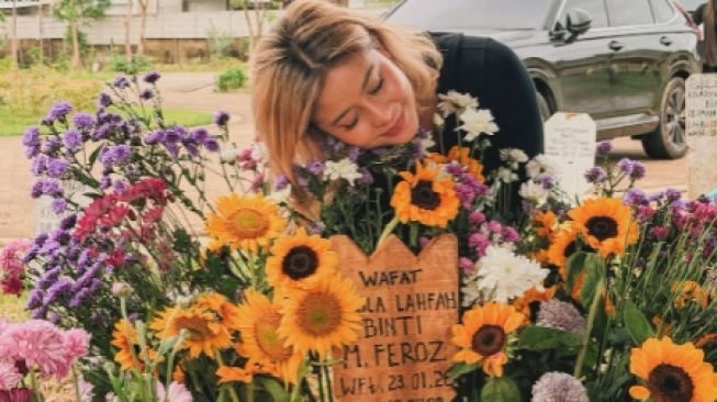 Balik ke Indonesia, Awkarin Langsung Ziarah ke Makam Lula Lahfah