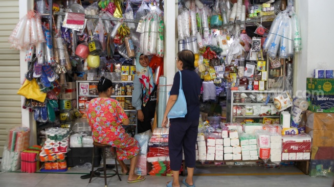 Suasana aktivitas jual-beli di Pasar Kombongan, Jakarta, Selasa (3/2/2026). [Suara.com/Alfian Winanto]