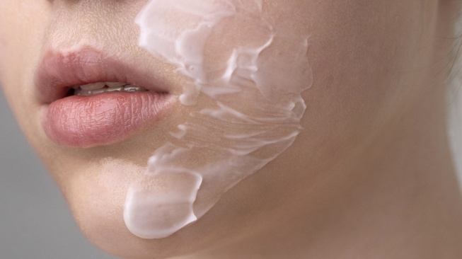 3 Basic Skincare Apa Saja? Ini Kata Dokter Tompi untuk Kulit Lembap Terlindungi