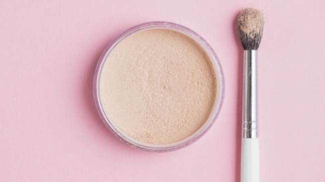 5 Bedak Tabur Lokal yang Efektif Menyamarkan Pori-Pori Besar