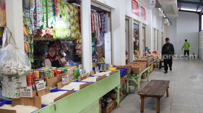 Suasana aktivitas jual-beli di Pasar Kombongan, Jakarta, Selasa (3/2/2026). [Suara.com/Alfian Winanto]