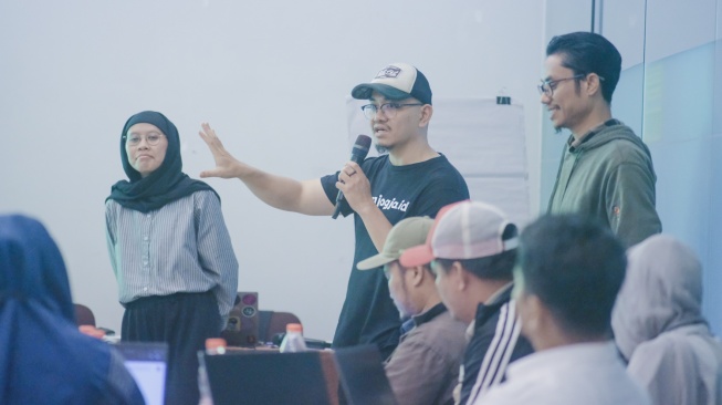 Pelatihan AI Tools for Journalists yang digelar di Makassar pada Senin-Selasa, 2-3 Februari 2026. Pelatihan didukung penuh Google News Initiative (GNI), Suara.com dan Local Media Community (LMC) [Suara.com]