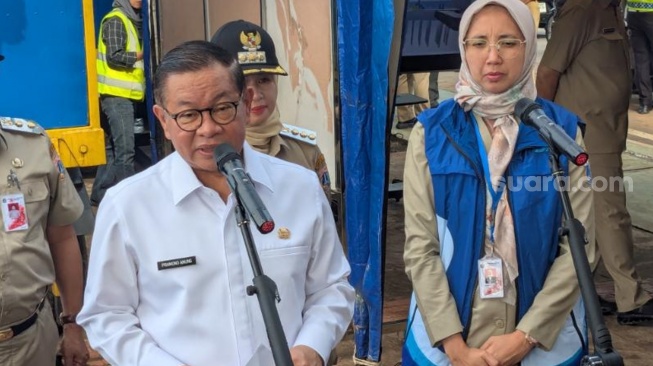 Ikuti Perintah Prabowo, Gubernur Pramono Bakal Tertibkan Atribut Partai dan PKL di Trotoar