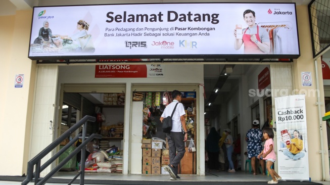 Suasana aktivitas jual-beli di Pasar Kombongan, Jakarta, Selasa (3/2/2026). [Suara.com/Alfian Winanto]
