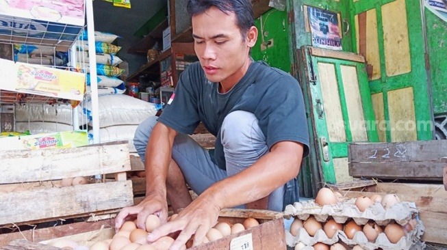 Harga telur ayam diperkirakan naik terutama menjelang bulan Ramadan. (Suara.com/ Angga Haksoro Ardi). 