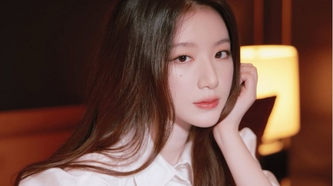 4 Inspirasi OOTD Clean Look ala Shuhua i-dle, Simpel tapi Chic Banget!