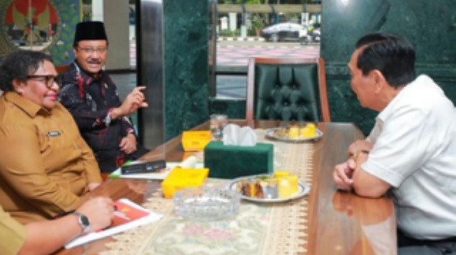 Menteri Sosial Saifullah Yusuf atau Gus Ipul bersama Wakil Menteri Dalam Negeri Ribka Haluk dan Ketua Dewan Ekonomi Nasional Luhut Binsar Pandjaitan, Selasa (3/2/2026) (Dok: Biro Humas Kemensos/Pian Ardiansyah)